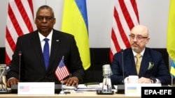Міністр оборони США Ллойд Остін (л) і його український колега Олексій Резніков, лютий 2023 року