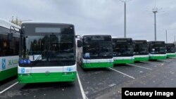 Бишкек шаарында каттамга чыккан автобустар. Архив.