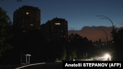Mračna ulica Kijeva tokom delimične restrikcije struje 5. juna 2024. Ukrajinska elektrodistribucija upozorila je na nestanke struje i druga ograničenja zbog ruskih napada na energetsku infrastrukturu.