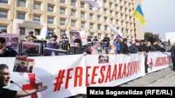 Грузияда Саакашвилини колдоп чыккандар. 