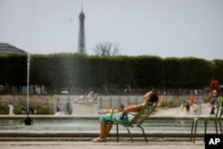 Rashlađivanje pored fontane, Pariz, 10. jul 2023.