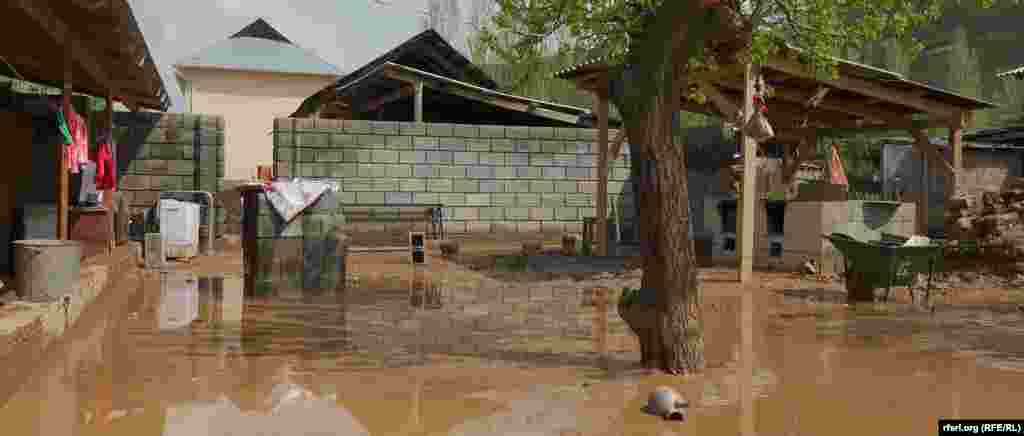 Турак жайын сел каптаган Жусупбек Мамиевдин короосу. Ош облусу.&nbsp;