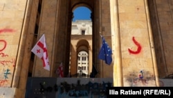 "აგენტების კანონის" მოწინააღმდეგეთა წარწერები პარლამენტის შენობაზე. 23 მაისი, 2024 წელი. 