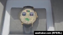 Руководителей областных предприятий заставляют покупать часы с портретами президента Сердара Бердымухамедова и его отца Гурбангулы Бердымухамедова.