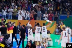 Košarkaši Nemačke slave nakon pobede u finalu, Manila 10. septemba 2023.