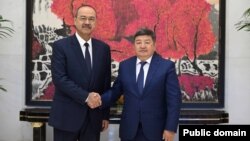 Абдулла Арипов жана Акылбек Жапаров. Үрүмчү шаары.