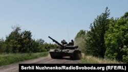 Украинските сили използват част от пленените руски танкове Т-72 и Т-80 в контраофанзивата си. Снимката е от 19 юни край Бахмут.