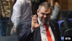 Делян Пеевски пръв откликна на призива на Антикорупционния фонд за създаване на анкетна парламентарна комисия за убития Мартин Божанов-Нотариуса. След това прокуратурата каза, че вероятно ще го викне на разпит.