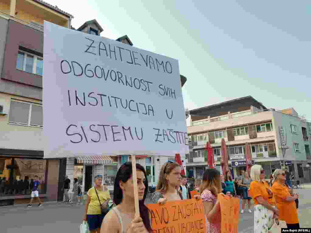 Nasilje u porodici u 2022. godini prijavilo je više od 2.200 osoba, a prijavljivale su ga, uglavnom žene, podaci su Visokog sudskog i tužilačkog vijeća BiH. &nbsp; Jedinstvena statistika o broju femicida i nasilju nad ženama u BiH ne postoji.