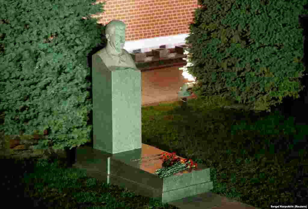 După ce a fost scos din mausoleu, trupul îmbălsămat al lui Stalin a fost îngropat lângă zidurile Kremlinului, unde se află și astăzi. &nbsp;