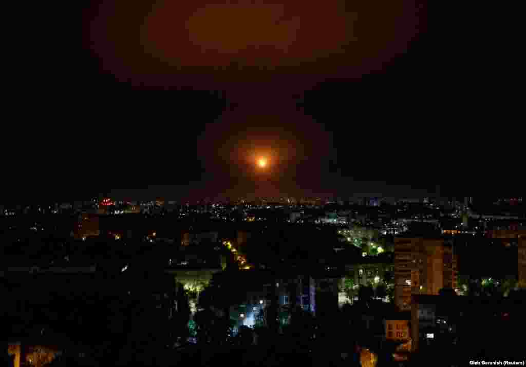 A támadás az ukrán tisztviselők közlése szerint kivételes intenzitású volt.&nbsp;Az ukrán fegyveres erők vezetője,&nbsp;Valerij Zaluzsnij elmondta, hogy Oroszország északról, délről és keletről támadta Kijevet, és összesen tizennyolc légi, tengeri és szárazföldi rakétát vetettek be.&nbsp;Közülük hat Kinzsal&nbsp;típusú hiperszonikus rakéta volt