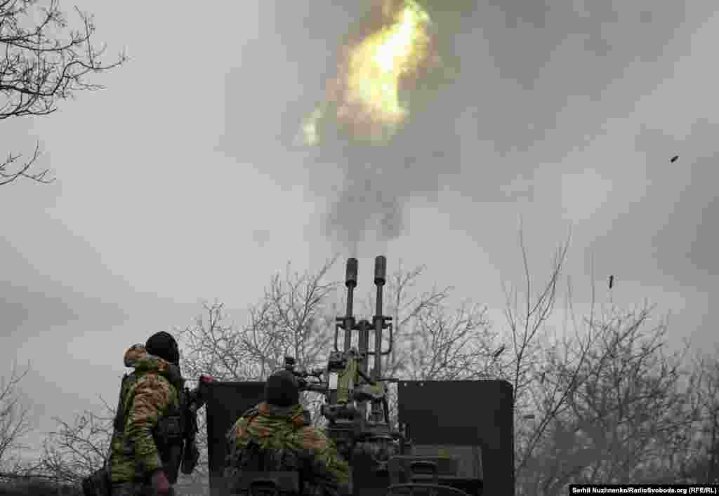 За мить до них долучається &laquo;ЗУшка&raquo;, &laquo;Ланцет&raquo;&nbsp;змінює рух і падає за декілька десятків метрів у поле. Чути вибух. &laquo;Є!!!&raquo; &ndash; кричать військові