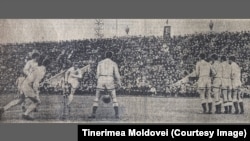 ﻿La meciul „Moldova” (Chișinău) - „Dinamo” (Moscova). În „zid” jucătorii echipei gazde, 1963