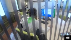 Munkatárs az új kormányablakban a Keleti pályaudvaron a megnyitó napján, 2018. június 13-án 