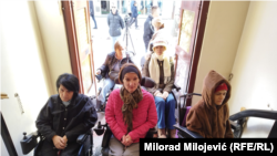 Osobe sa invaliditetom kojima su potrebne usluge personalnih asistenata blokirali su jedan od ulaza u Gradsku upravu u Banjaluci, 28. februar 2024. 