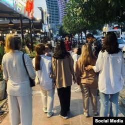 Хижабдан баш тарткан аялдар.