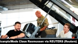 Ukrajinski predsednik Volodimir Zelenski i danska premijerka Mete Fredriksen u kokpitu aviona F-16 američke proizvodnje, Danska 20. avgust 2023.