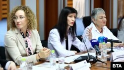 Социалният министър Иванка Шалапатова, вицепремиерът Мария Габриел и директорът на "Анимус" Надежда Стойчева (отляво надясно).