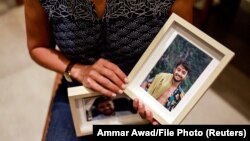 ХАМАСтын согушкерлери барымтага алган Херш Голдберг-Полиндин энеси Рэйчел Голдберг уулунун сүрөттөрүн кармап турат. 