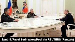 Владимир Путин се срещна с китайския министър на отбраната Ли Шанфу в Москва на 16 април 2023 г. 