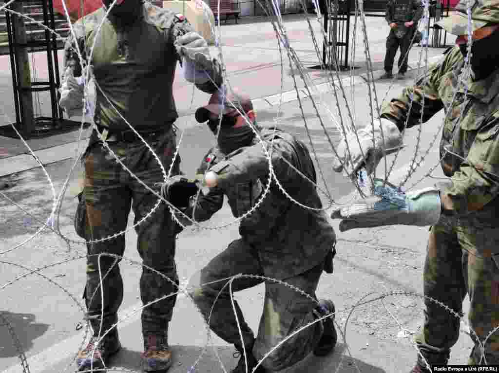 Pripadnici misije NATO-a na Kosovu KFOR uklonili su deo bodljikave žice koju su postavili pre nekoliko dana, radi povećanja bezbednosti. Bodljikava žica je postavljena dan nakon sukoba lokalne srpske zajednice i pripadnika KFOR-a.