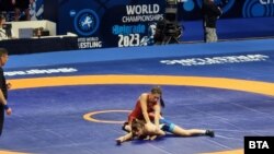 Преди да стигне до схватката за бронза, Мими Христова (дясно) победи монголката Тювшиняргалин Енкин на осминафиналите