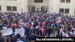 საპროტესტო აქცია პარლამენტის უკან