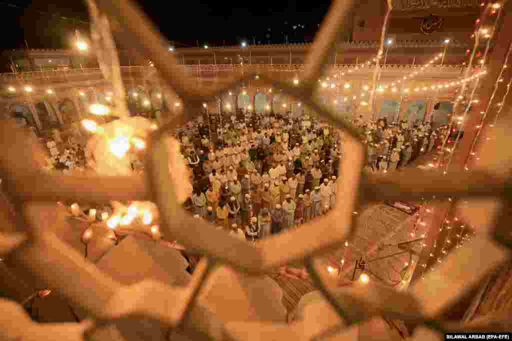 Muslimani u osvijetljenoj džamiji mole se tokom svetog mjeseca ramazana u Pešavaru u Pakistanu.