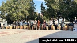 Ишкердик башто үчүн шаймандарды алып жаткан кыз-келиндер. Баткен. 17-октябрь. 2023-жыл