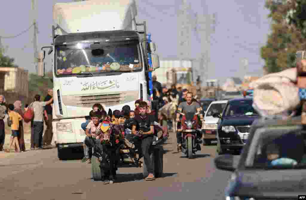 Na stotine automobila, motocikala i kamiona, teško natovarenih stvarima, neki automobili sa madracima prebačenim preko njih. Ljudi se evakuišu sa kravama, kamilama, ovcama i magarcima.