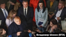  Бойко Борисов, Делян Добрев и Мария Габриел след срещата с ПП-ДБ.