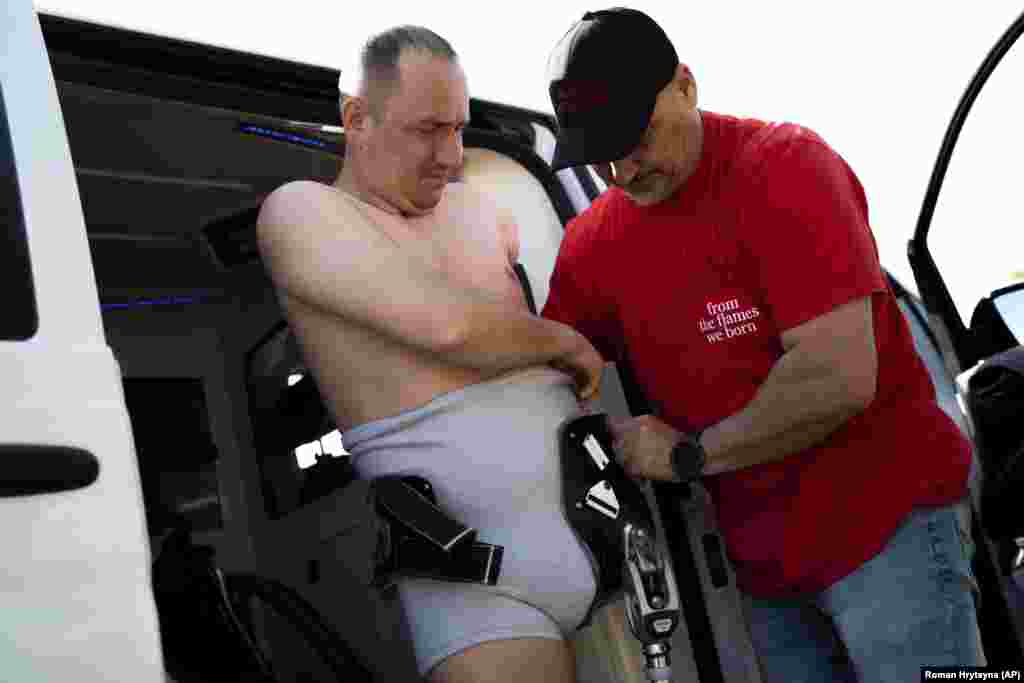 Pružanje pomoći Krapku (45) u postavljanju proteze. I Švecov i Krapko zadobili su ozbiljne povrede koje su rezultirale amputacijom udova. Branili su domovinu od separatista na istoku Ukrajine, u regiji Donbas, prije nego što je Moskva pokrenula invaziju na Ukrajinu u februaru 2022.