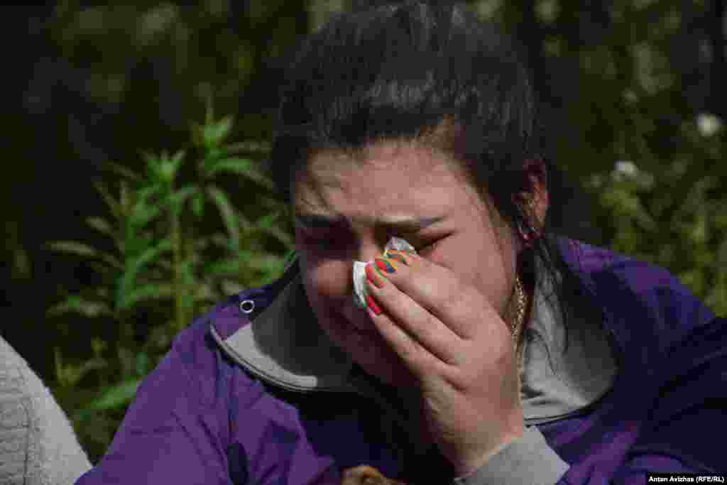 Жінка мешкала на 4 поверсі п`ятиповерхівки, її квартира зруйнована. Близьких їй людей і досі шукають під завалами