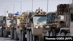 Konvoj izraelskih vojnih vozila kod grada Sderot blizu Pojasa Gaze. Izraelski premijer izjavio je da se priprema "kopnena invazija" na palestinsku teritoriju, ne navodeći detalje.