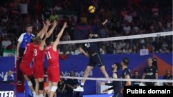 دو تیم ملی والیبال ایران و آمریکا در هفته دوم لیگ ملت‌ها بازی کردند و آمریکا به برتری ۳-۰ رسید