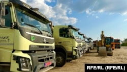 Mašine firme "Inkop" koja je, kako je pokazala analiza Radija Slobodna Evropa, imala dobit od oko 17 miliona evra u 2023. godini. Milan Radoičić je suvlasništvo u toj firmi prepustio Zvonku i Žarku Veselinoviću u oktobru 2023. 