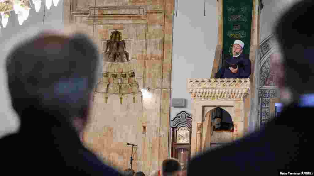 Vjernici prisustvuju molitvi za Kurban-bajram u Velikoj džamiji u Prištini. Meso od kurbana obično se dijeli na tri dijela: jednu trećinu za porodicu, jednu trećinu za rođake i prijatelje i jednu trećinu za siromašne.