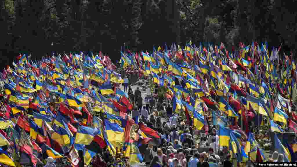 Ova fotografija groblja Ličakov u Lavovu načinjena je 23. maja kada su Ukrajinci obilježavali Dan heroja u čast vojnika poginulih u ruskoj invaziji. Slika je jedna od nekoliko nedavno objavljenih koje nagovještavaju ogroman razmjer ljudskih gubitaka u tekućem ratu ruskog predsjednika Vladimira Putina protiv Ukrajine.