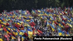 A háború látható ára: egyre több a katonai temető Oroszországban és Ukrajnában
