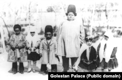 „Piticii” de la curtea lui Naser al-Din Shah