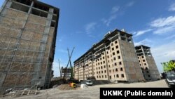 Мамлекетке кайтарылган жерлерге курулуп жаткан турак жайлар. Жалал-Абад, Кыргызстан. УКМК тараткан сүрөт.