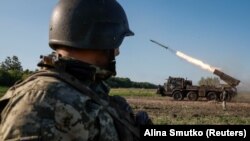 Ілюстраційне фото. Українські військові ведуть вогонь із реактивної системи залпового вогню RM-70 Vampire на Донеччині, 2024 рік