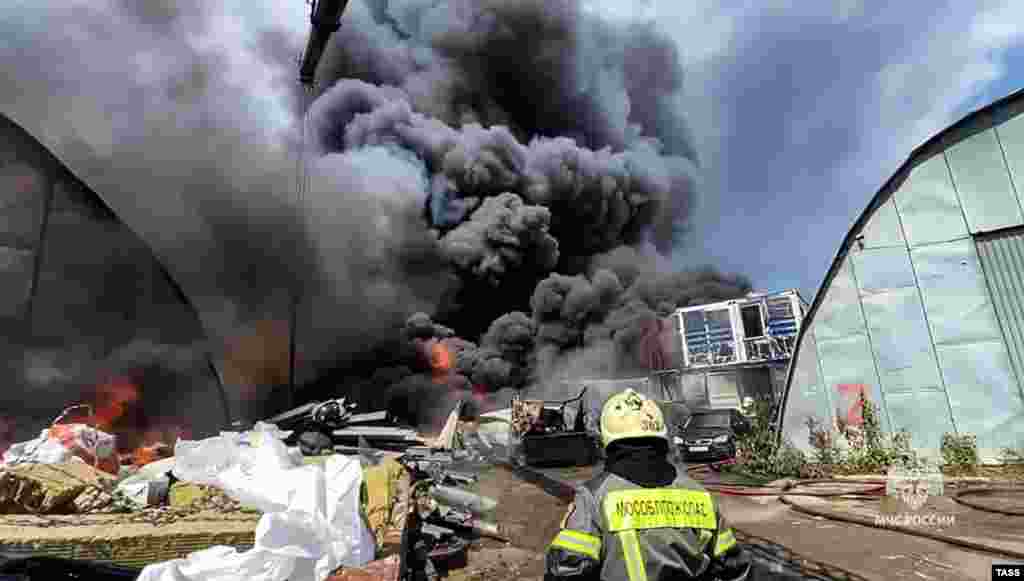 Požar je izbio u fabrici guma u Ljubercu, predgrađu Moskve, 1. augusta.