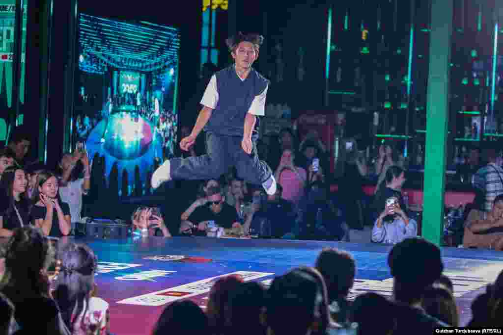 &quot;Бий - биздин жашоо образыбыз. Атаандаштык, чеберчилик, бий майданындагы энергия менен алмашуу биз үчүн өтө маанилүү нерсе&rdquo;, - деди Ома.&nbsp; &nbsp; &ldquo;Биз Парижде өтө турган мелдеште жеңишке жетип, өлкөбүз, үй-бүлөбүз, жакындарыбыз, күйөрмандарыбыз үчүн тарых жараткыбыз келет&rdquo;, - деди Ема.&nbsp; 