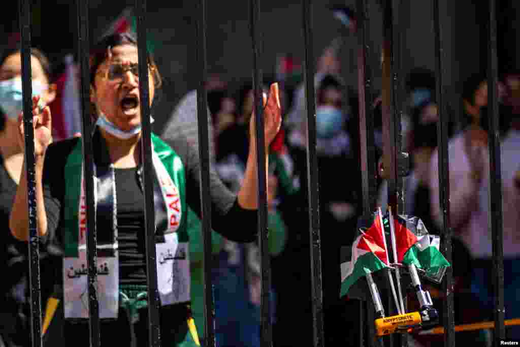 Flamujt palestinezë janë vendosur në një rrethojë të mbyllur ndërsa studentët po protestojnë jashtë kampusit të Universitetit Columbia, në qytetin e Nju Jorkut, SHBA, 22 prill 2024.