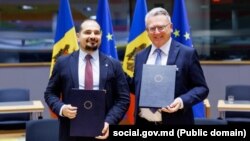 Ministrul Muncii și Protecției Sociale al Republicii Moldova, Alexei Buzu (stânga), și Comisarul european pentru locuri de muncă și drepturi social, Nicolas Schmit, după semnarea acordului dintre UE și R. Moldova, Bruxelles, 21 mai.
