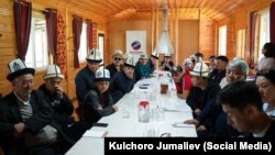 Манасчылар семинарда.