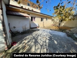 Curtea Centrului Armonia din Afrumați, betonată și fără verdeață.