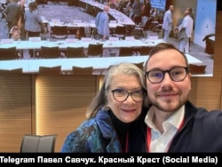 Очільник РЧХ Павло Савчук робить селфі з новообраною президенткою МФТЧХ Кейт Форбс у грудні 2023 року