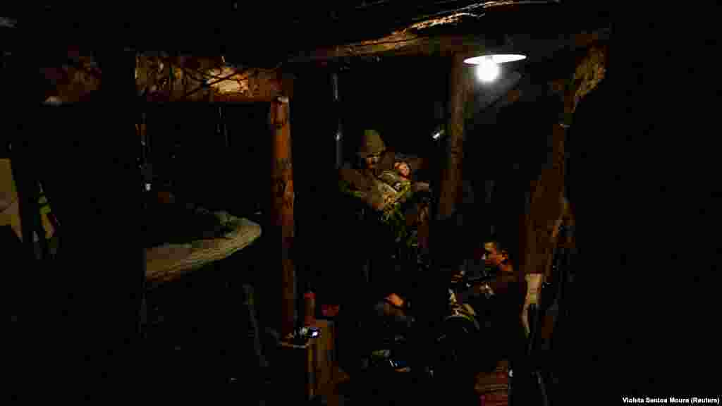 Az ukrán katonák drónok segítségével célozzák az oroszok állásait